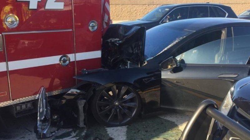 O masina Tesla a provocat un accident in California! Automobilul era pe Autopilot si circula cu 105 km/h: Surprinzator, nimeni nu a fost ranit!