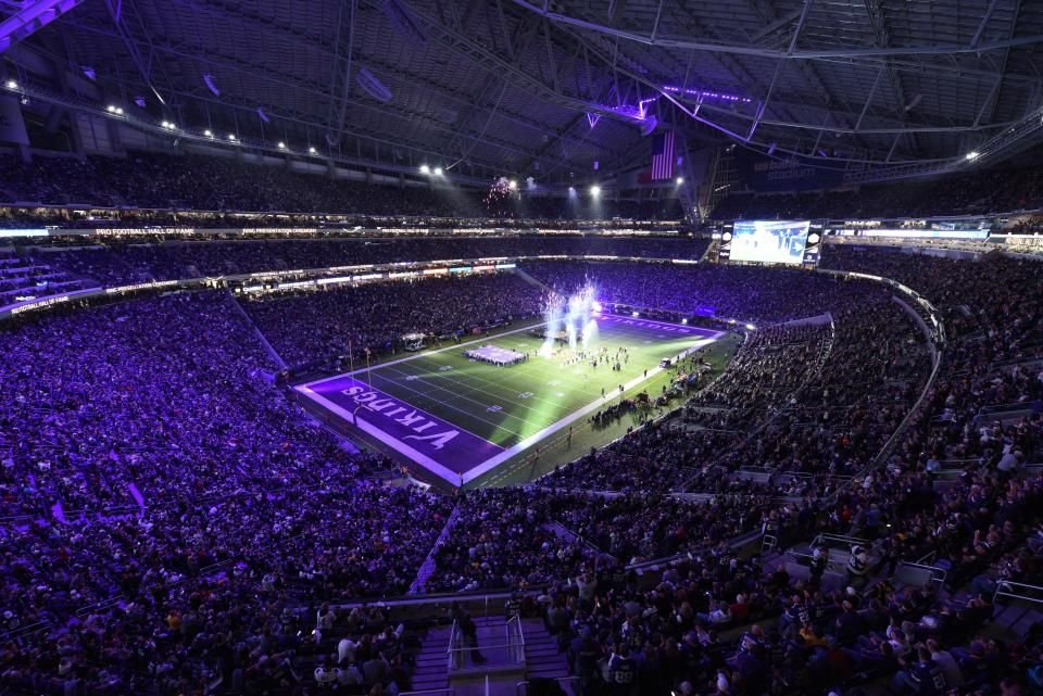FOTO: Cum arata stadionul de 1 miliard $ pe care se joaca Super Bowl-ul, in noaptea de duminica spre luni_3