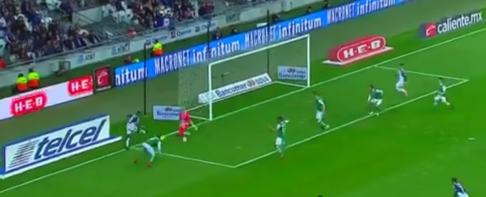 Cel mai NEBUN gol pe care l-ai vazut! Mingea intra in poarta dupa un sut incredibil de pe linia de fund. VIDEO
