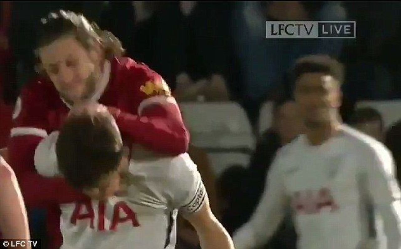 Scene incredibile cu un fotbalist de zeci de milioane din Premier League in prim plan! A vazut rosu la propriu si la figurat si a vrut sa-si stranga adversarul de gat!_1