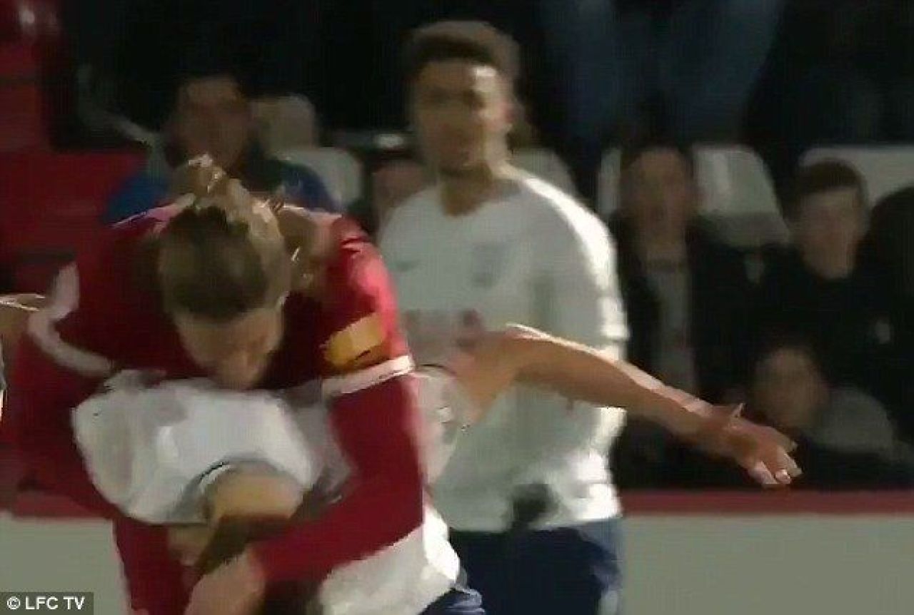 Scene incredibile cu un fotbalist de zeci de milioane din Premier League in prim plan! A vazut rosu la propriu si la figurat si a vrut sa-si stranga adversarul de gat!_2