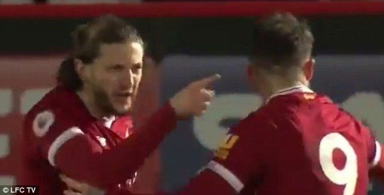 Scene incredibile cu un fotbalist de zeci de milioane din Premier League in prim plan! A vazut rosu la propriu si la figurat si a vrut sa-si stranga adversarul de gat!_3