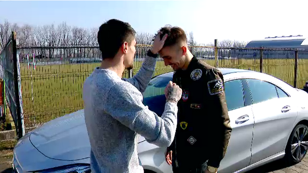 El e FRIZERUL de la Steaua! Jucatorul care da goluri si le face frizura colegilor din echipa Armatei. VIDEO