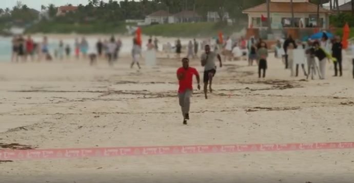 VIDEO DEMENTIAL | Un roman a arbitrat intrecerea dintre Bolt si Hart! Comediantul american a primit un avans de 30 de metri: cine a castigat