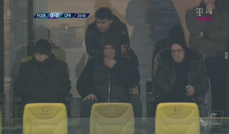 Men in black! Imagine amuzanta pe National Arena: conducerea Stelei, zgribulita de frig! Lutu sta in picioare si rezista :)