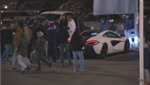 Da halatu , cat e halatu ? :) Alibec e noul print al fotbalului: si-a asortat hainele la McLaren si a purtat o gentuta in care si-a tinut cheia de la masina FOTO