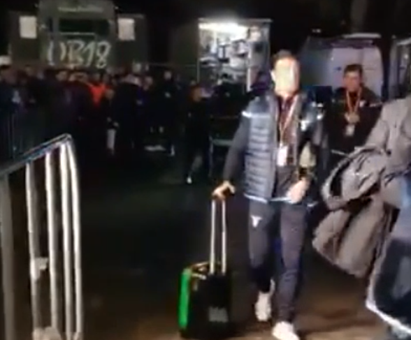 Stelistii l-au luat tare pe Radu Stefan la sosirea pe National Arena! Fundasul lui Lazio, huiduit