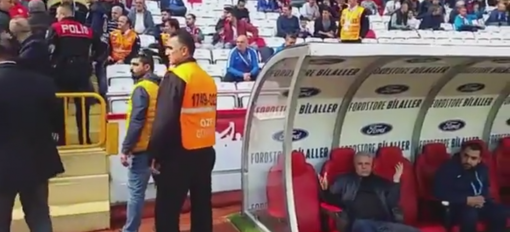INCA UN SCANDAL URIAS pentru Sumudica in Turcia?! Fanii au vrut sa-l ATACE pe banca! VIDEO