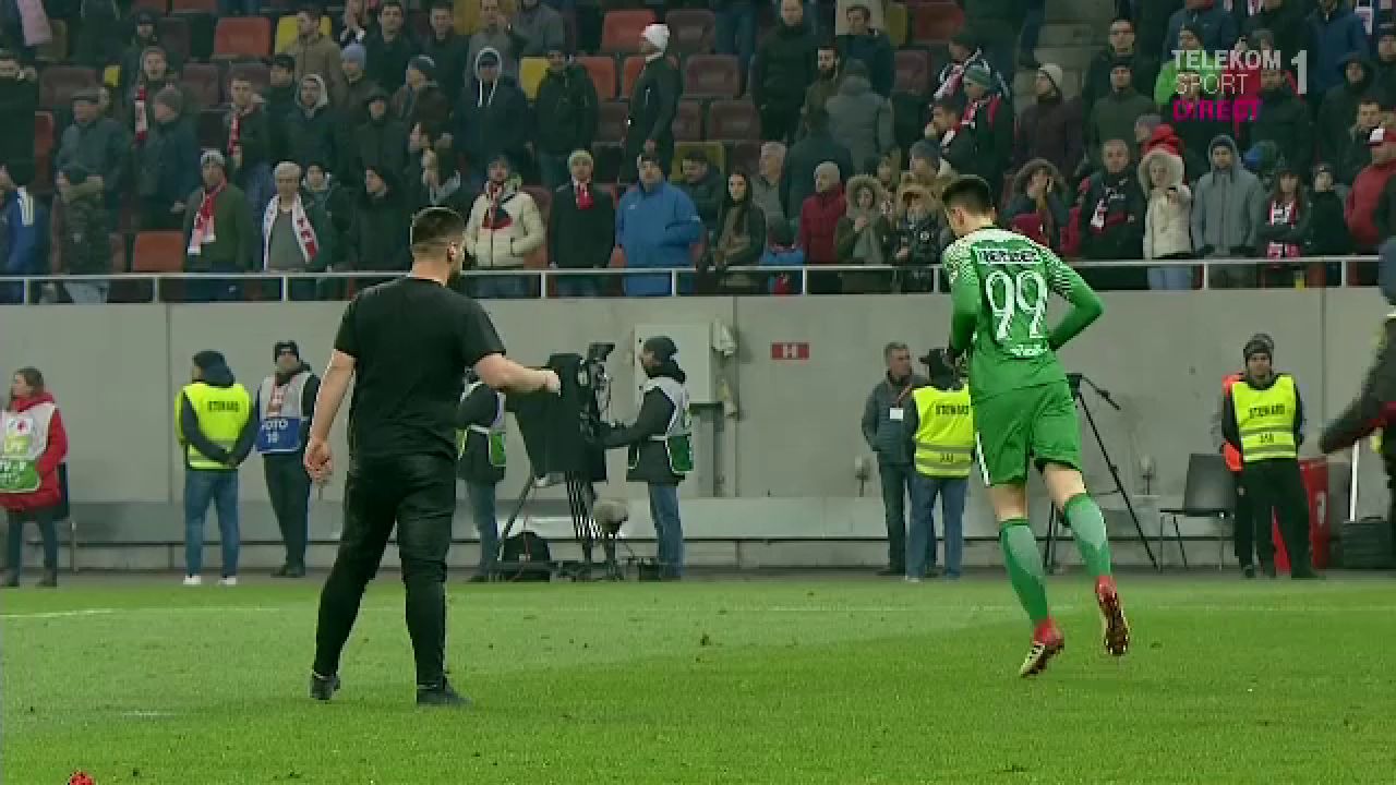 Momente de PANICA pentru tanarul Vlad: un suporter dinamovist a patruns pe teren si a vrut sa-l atace! Cum a reactionat_3