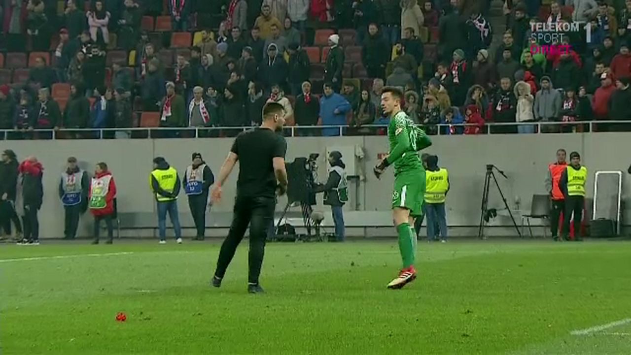 Momente de PANICA pentru tanarul Vlad: un suporter dinamovist a patruns pe teren si a vrut sa-l atace! Cum a reactionat_5