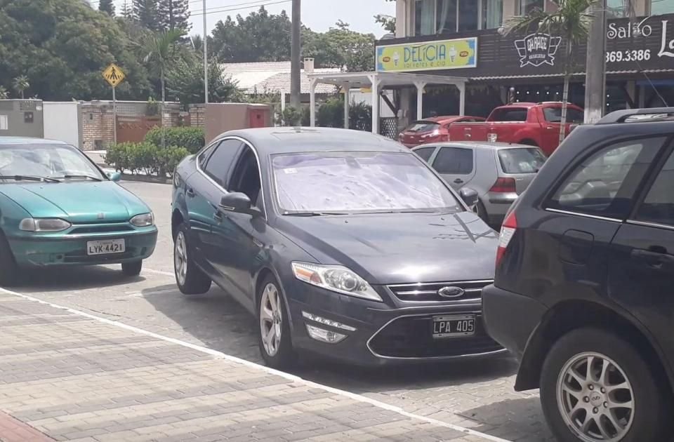 MAGIE? Masina care pare ca LEVITEAZA cand iese din parcare! Cel mai simplu mod de a iesi din spatii inguste. VIDEO