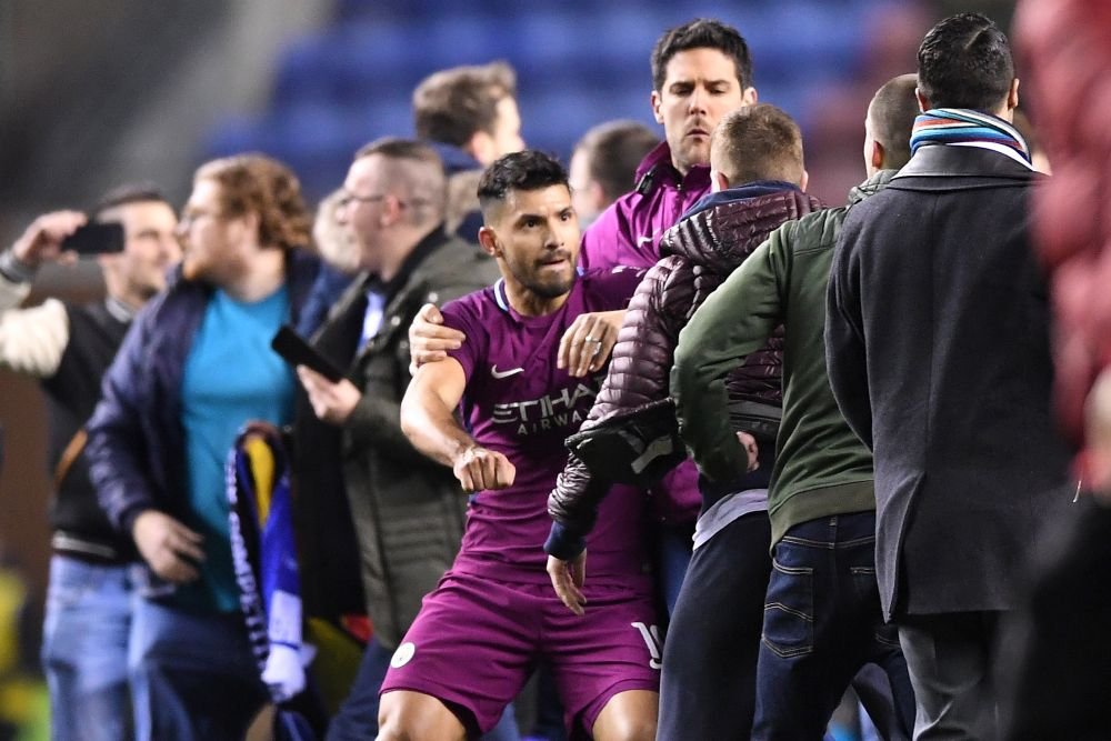 VIDEO! Aguero se apara dupa ce s-a luat la bataie cu un suporter! Ce s-a intamplat pe teren: atacantul lui Man City risca sa fie suspendat