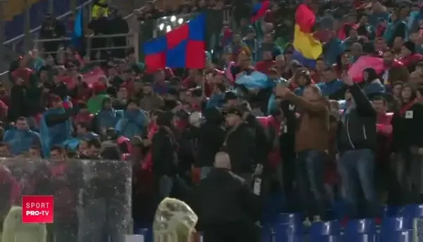 Coregrafie cu PELERINE DE PLOAIE a stelistilor la Roma! VIDEO: cum arata tribuna romanilor