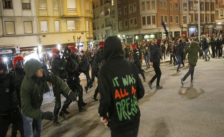 TRAGEDIE: un politist a murit in urma luptelor de strada, aseara, in Europa League_3