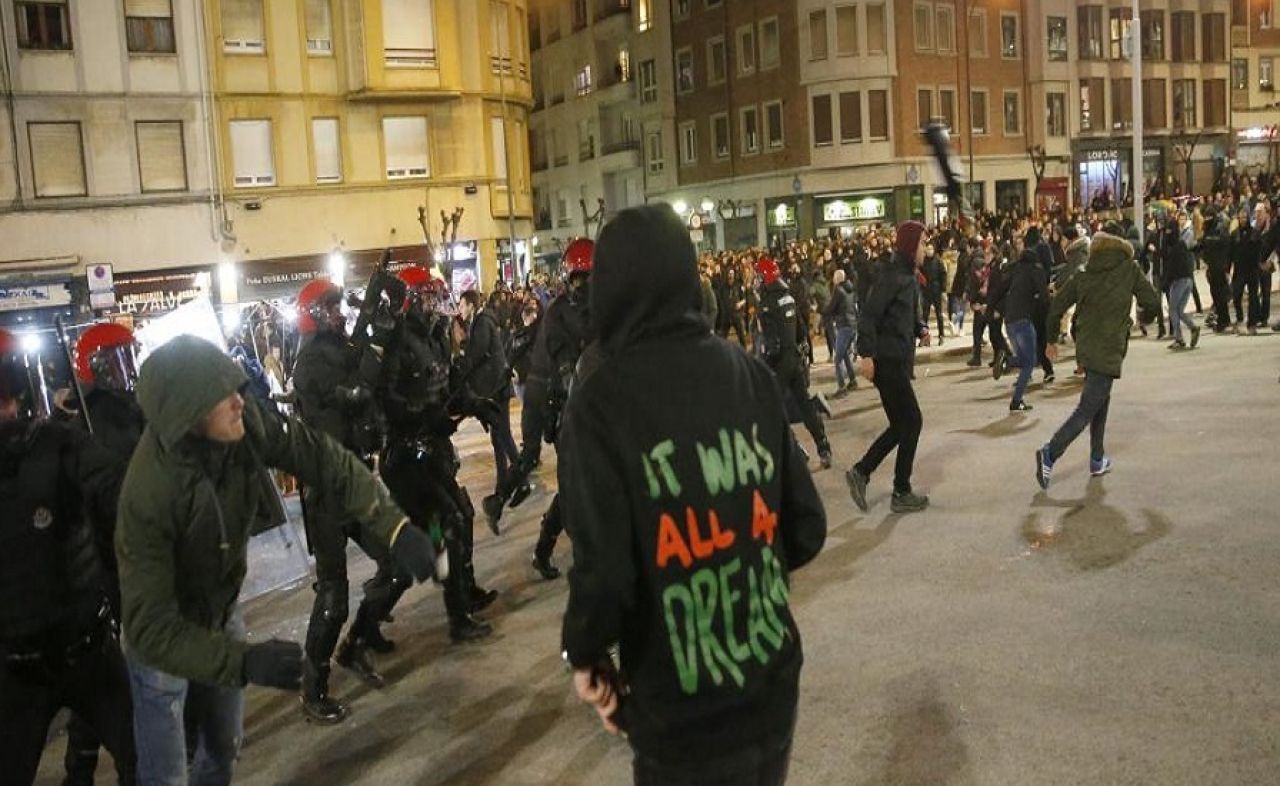 TRAGEDIE: un politist a murit in urma luptelor de strada, aseara, in Europa League_3