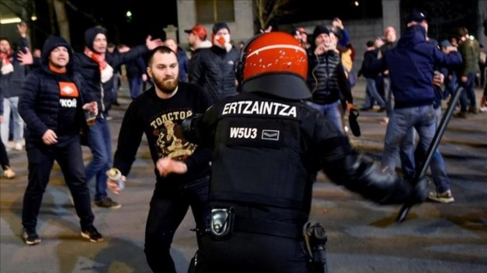 TRAGEDIE: un politist a murit in urma luptelor de strada, aseara, in Europa League_4