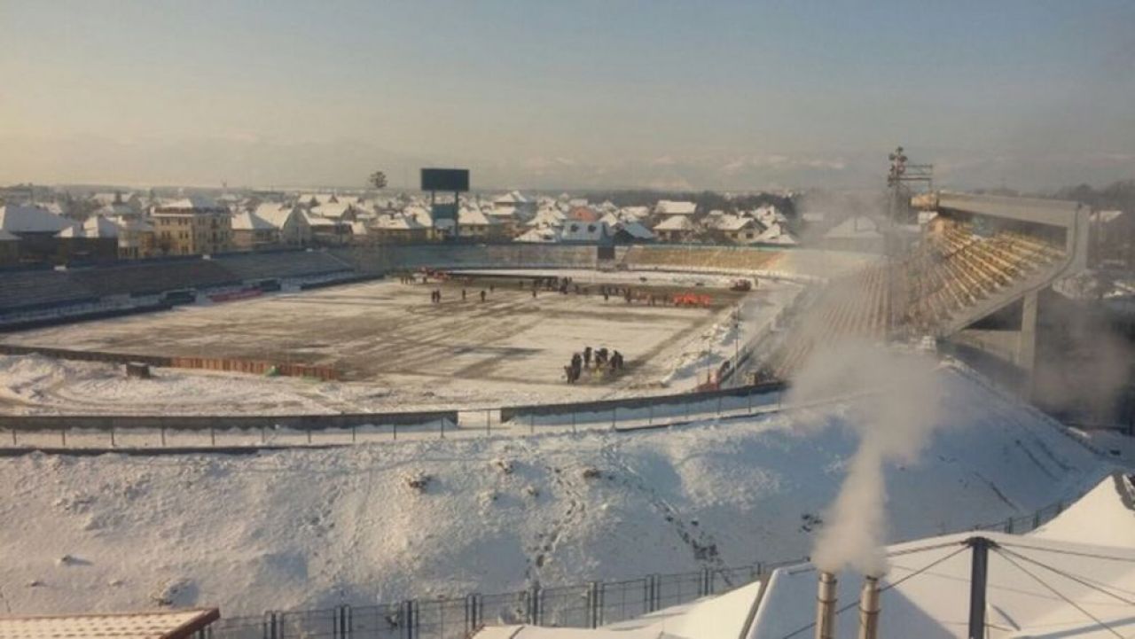 FOTO: Gheata a fost indepartata de pe gazon! Cum arata ACUM stadionul din Sibiu, cu 2 ore inainte de meci_1