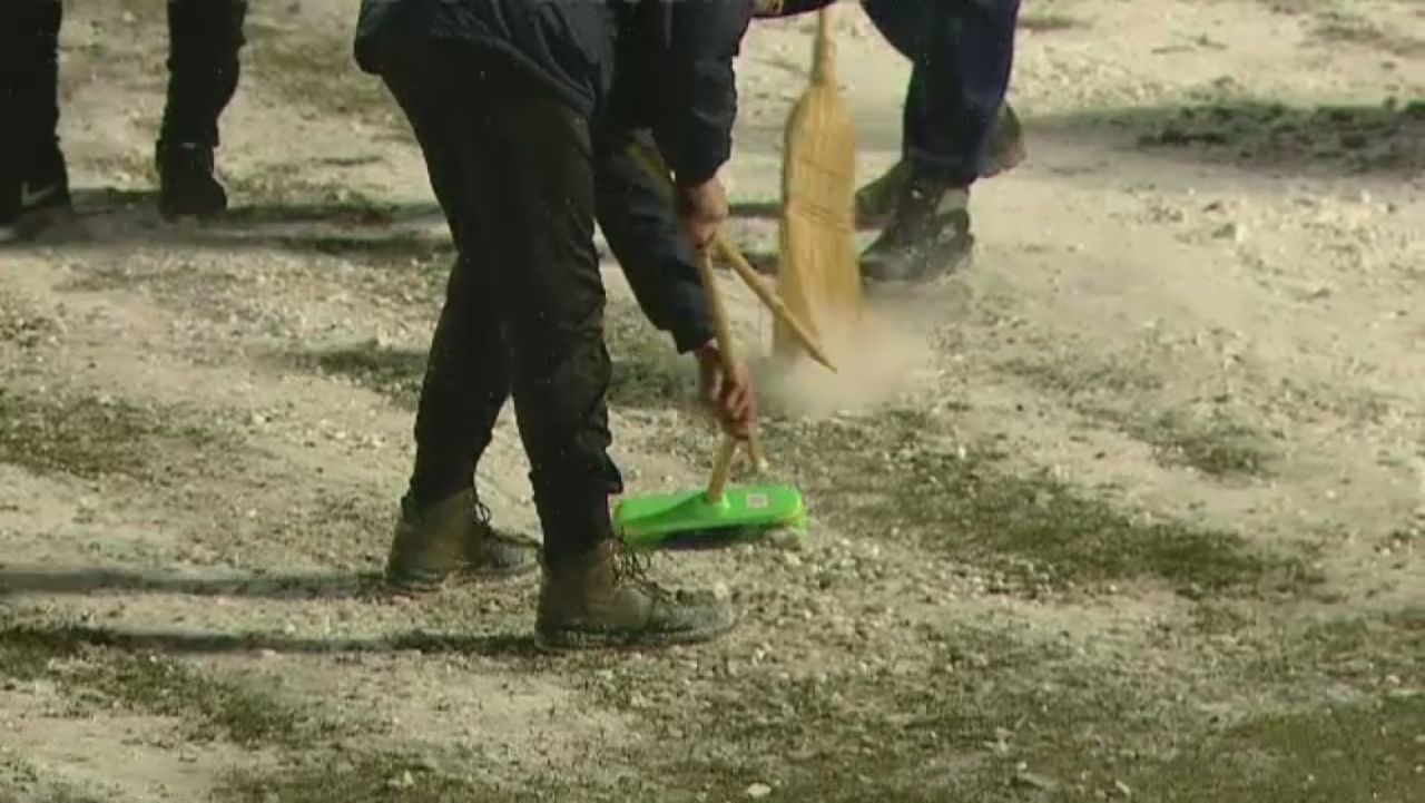 Imagini UNICE in lume pe GHETARUL de la Sibiu! Cum invingi natura cu roaba, matura si lopata :))_2