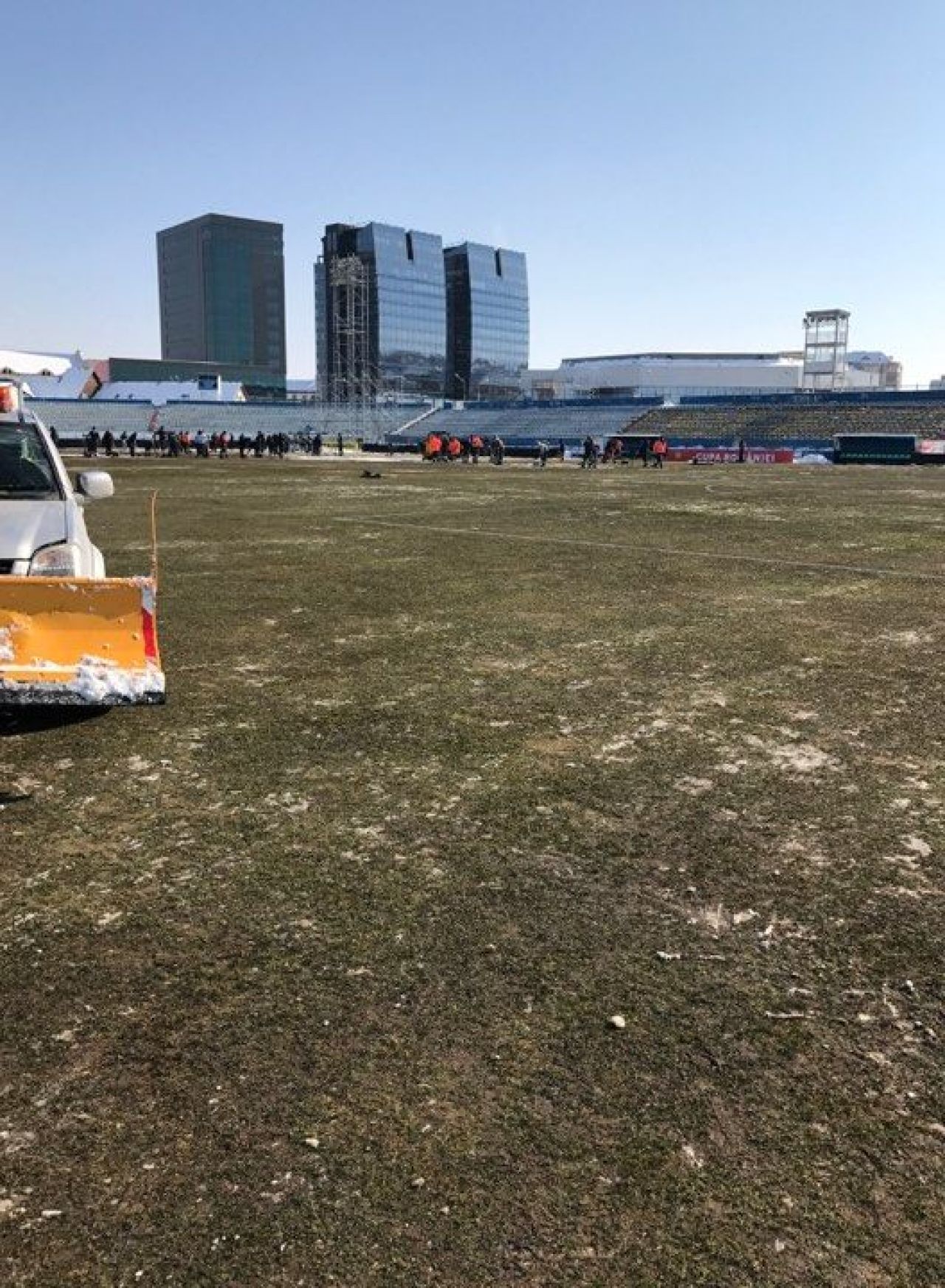 FOTO: Gheata a fost indepartata de pe gazon! Cum arata ACUM stadionul din Sibiu, cu 2 ore inainte de meci_5
