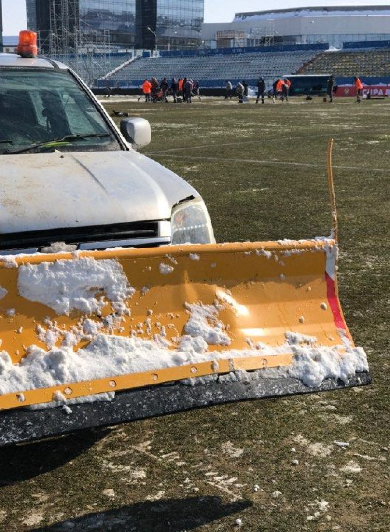 FOTO: Gheata a fost indepartata de pe gazon! Cum arata ACUM stadionul din Sibiu, cu 2 ore inainte de meci_6