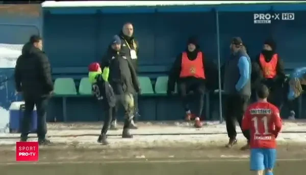 Moment FABULOS la Sibiu la 3-0 pentru Hermannstadt! Un copil a intrat pe teren si a pus un stop perfect! Ce a facut antrenorul sibienilor