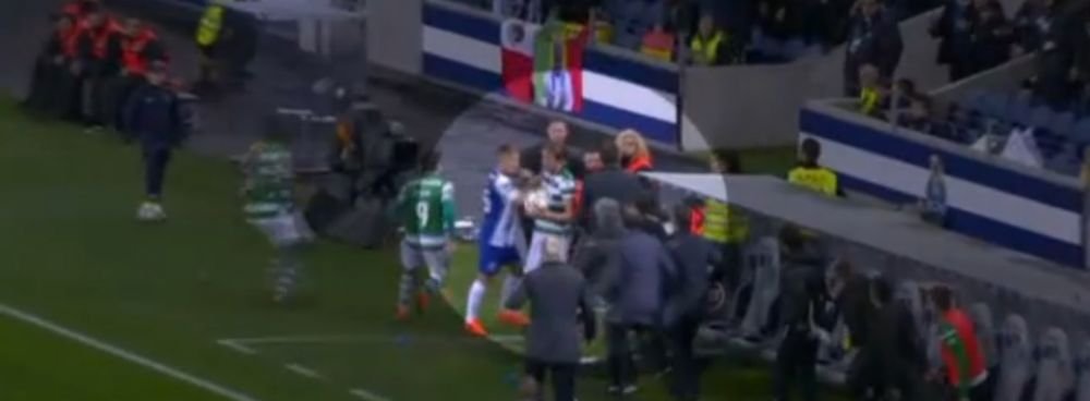VIDEO | PREMIERA MONDIALA in fotbal! Motivul incredibil pentru care medicii de pe ambulanta au fost ELIMINATI de arbitru