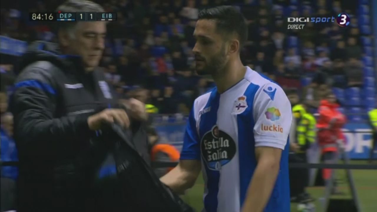 FOTO | Andone A EXPLODAT in momentul schimbarii: s-a certat cu Seedorf dupa ce a iesit de pe teren! Reactia imediata a antrenorului lui Depor_4