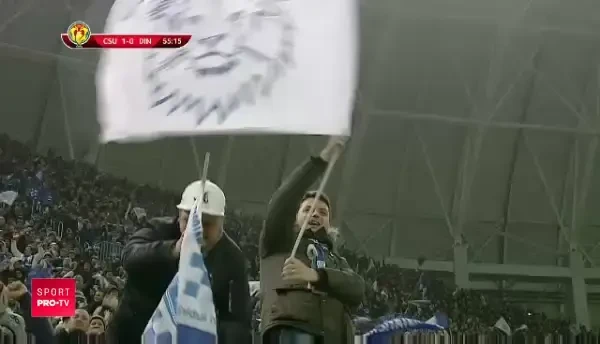 Imaginea ANULUI la Craiova! Un copil face semne obscene dupa golul lui Bancu! Oltenii, atacati cu PANTOFI pe teren! VIDEO