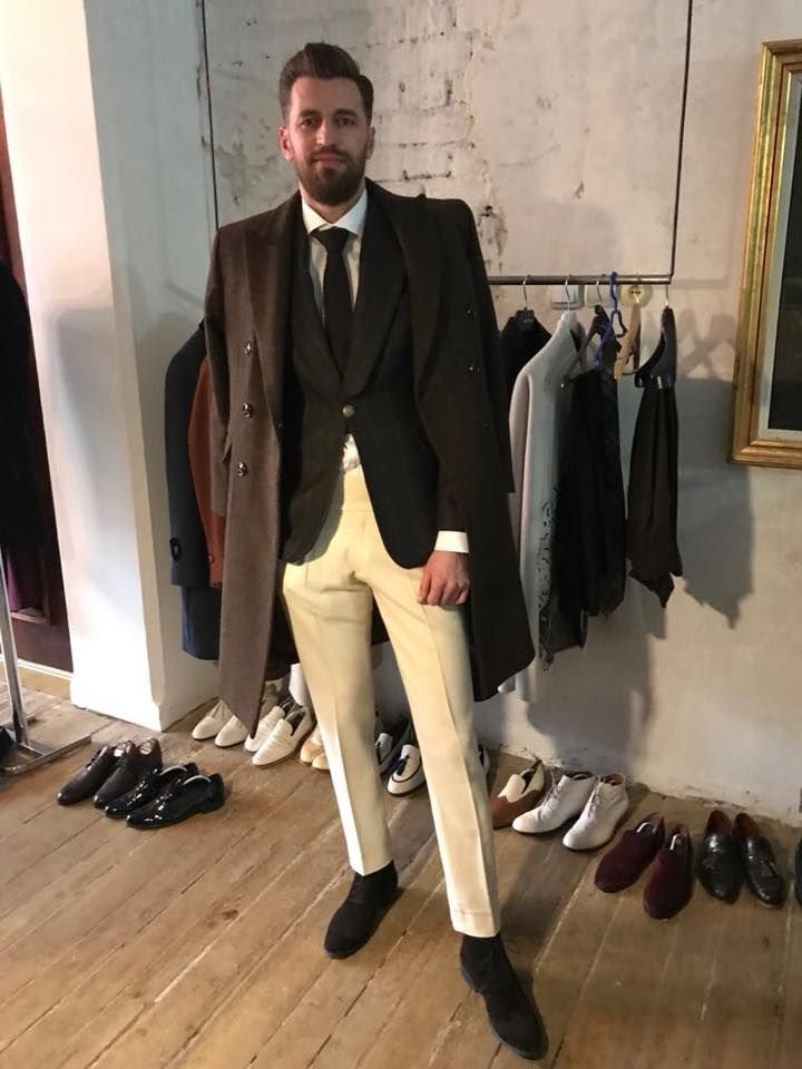 Dandy, relaxat | Transformare SOC de look pentru George Ogararu! S-a costumat special pentru a-l ajuta pe Nesu. FOTO