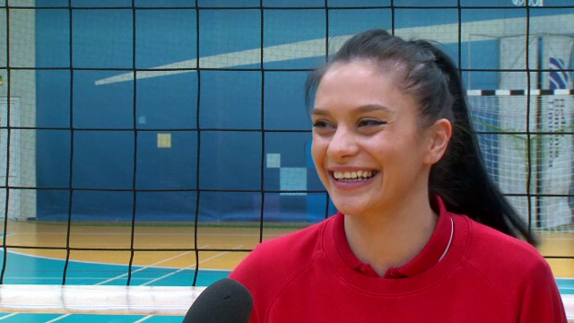 Are doar 5 degete la maini dar joaca volei! Ce surpriza i-a facut iubitul de 8 martie jucatoarei care seamana cu Mila Kunis