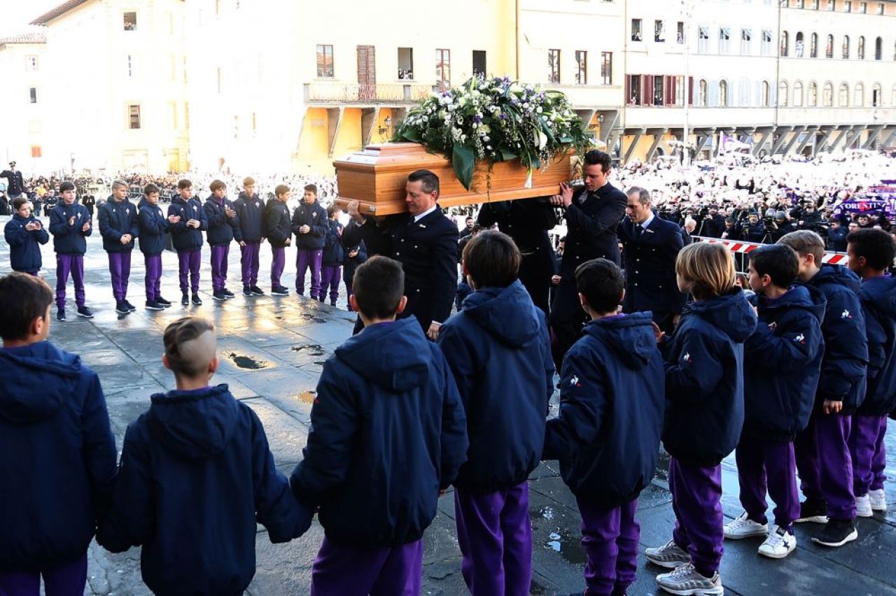 Ianis Hagi si Tatarusanu, la slujba de inmormantare a lui Astori. Mii de oameni au iesit in drumul cortegiului_2