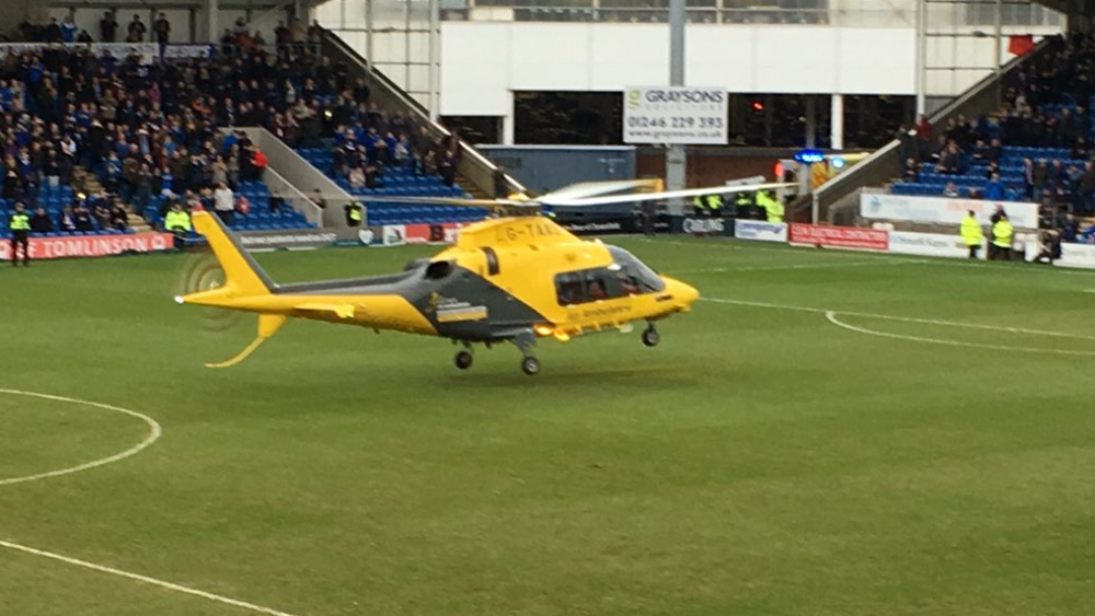 Moment incredibil la un meci disputat astazi in Anglia! Un elicopter-ambulanta a fost chemat de urgenta si a aterizat pe gazon! Ce s-a intamplat