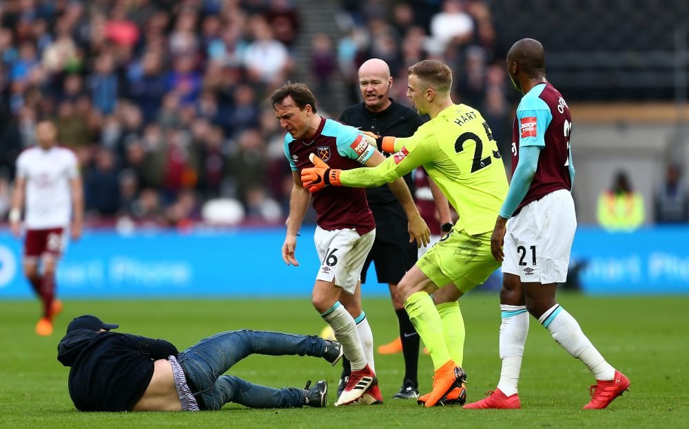 Scene absolut nebune la West Ham - Burnley! Suparati pe infrangere, suporterii au facut scandal pe teren! Capitanul lui West Ham l-a placat pe unul dintre ei_2