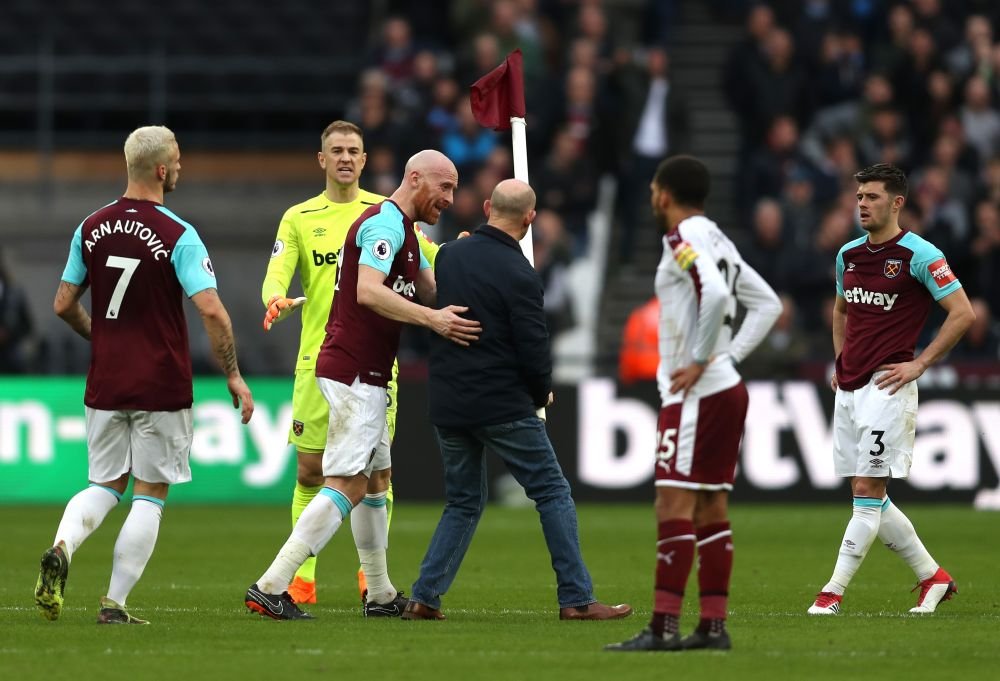 Scene absolut nebune la West Ham - Burnley! Suparati pe infrangere, suporterii au facut scandal pe teren! Capitanul lui West Ham l-a placat pe unul dintre ei_3