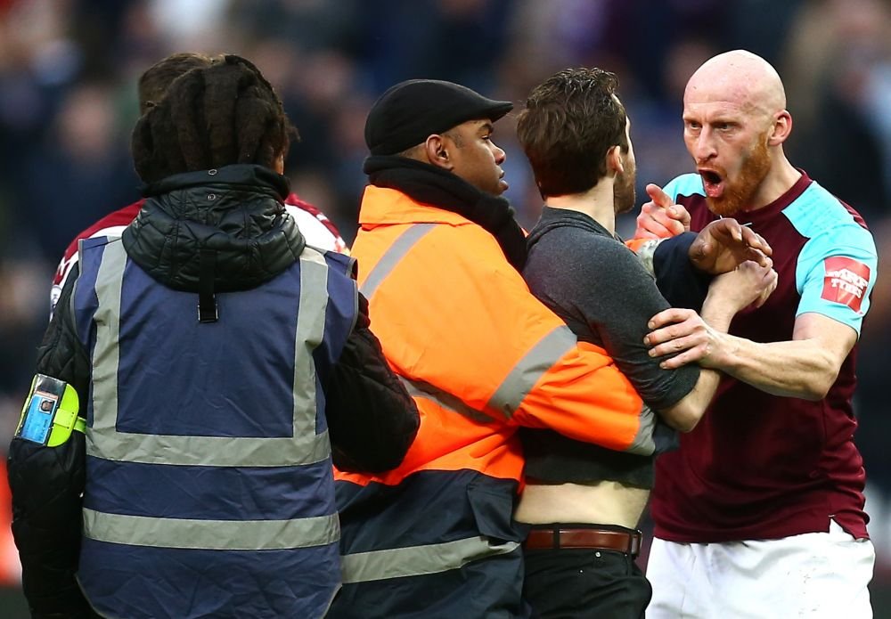 Scene absolut nebune la West Ham - Burnley! Suparati pe infrangere, suporterii au facut scandal pe teren! Capitanul lui West Ham l-a placat pe unul dintre ei_4