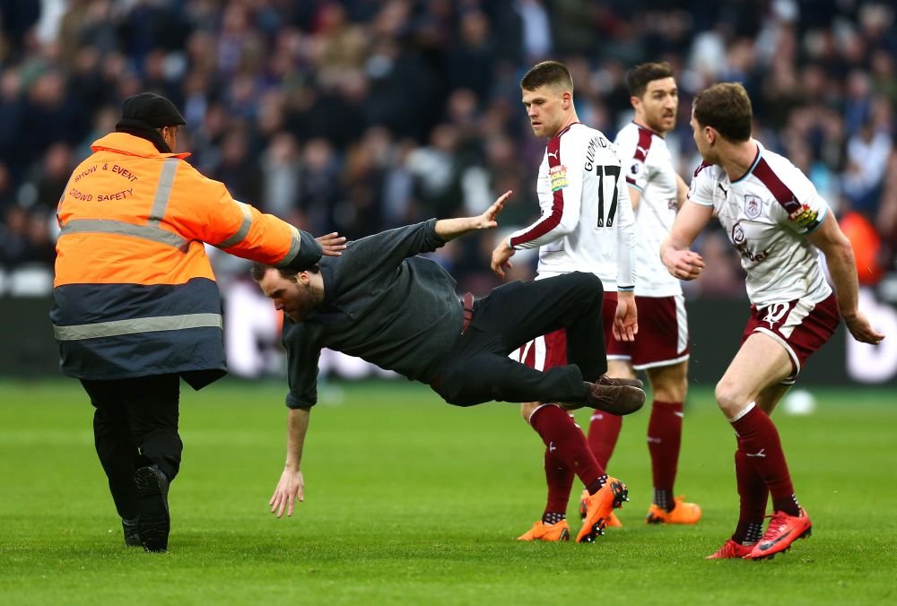 Scene absolut nebune la West Ham - Burnley! Suparati pe infrangere, suporterii au facut scandal pe teren! Capitanul lui West Ham l-a placat pe unul dintre ei_5