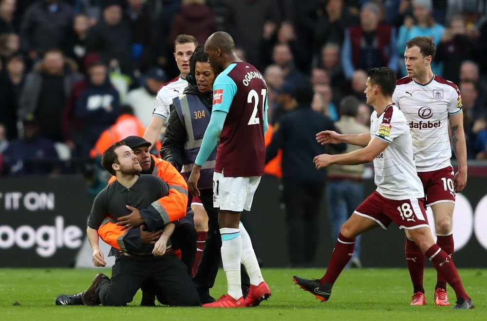 Scene absolut nebune la West Ham - Burnley! Suparati pe infrangere, suporterii au facut scandal pe teren! Capitanul lui West Ham l-a placat pe unul dintre ei_6