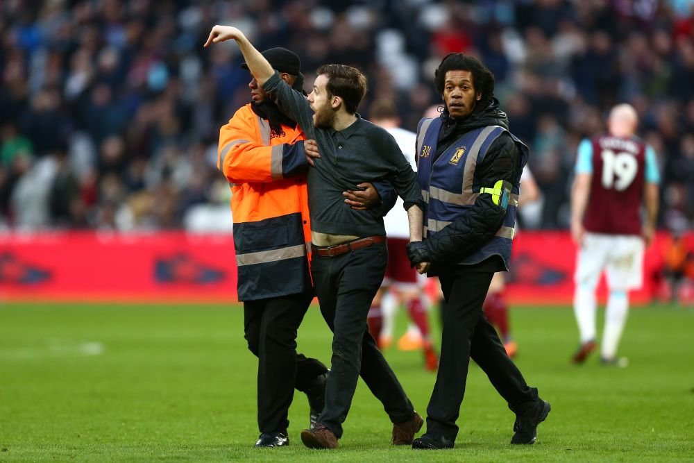 Scene absolut nebune la West Ham - Burnley! Suparati pe infrangere, suporterii au facut scandal pe teren! Capitanul lui West Ham l-a placat pe unul dintre ei_8