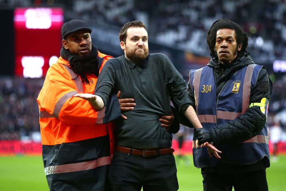 Scene absolut nebune la West Ham - Burnley! Suparati pe infrangere, suporterii au facut scandal pe teren! Capitanul lui West Ham l-a placat pe unul dintre ei_9