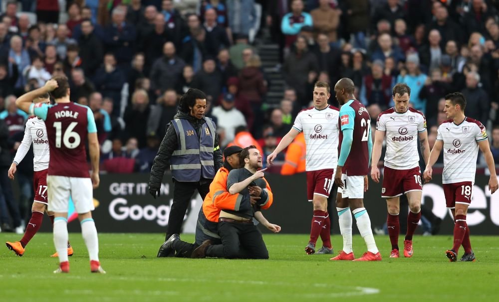 Scene absolut nebune la West Ham - Burnley! Suparati pe infrangere, suporterii au facut scandal pe teren! Capitanul lui West Ham l-a placat pe unul dintre ei_10