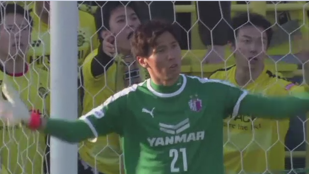 Asta e culmea rasismului! Portarul coreean s-a plans ca japonezii din tribune i-au spus ca are ochii oblici :)