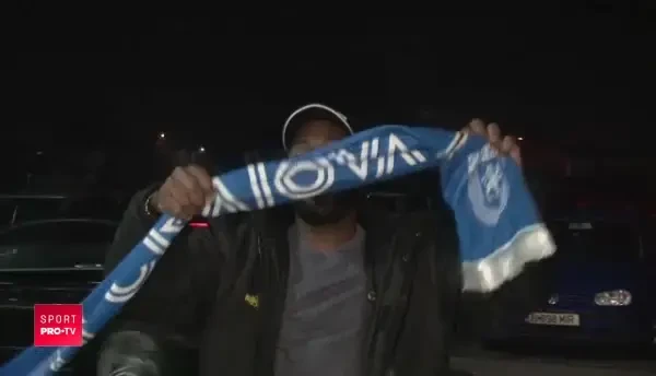 A stins prazul cu zaibar! :) Craiovaaaa, Craiovaaa, uuuu, champions of Romania! Un american a facut show in fata stadionului VIDEO