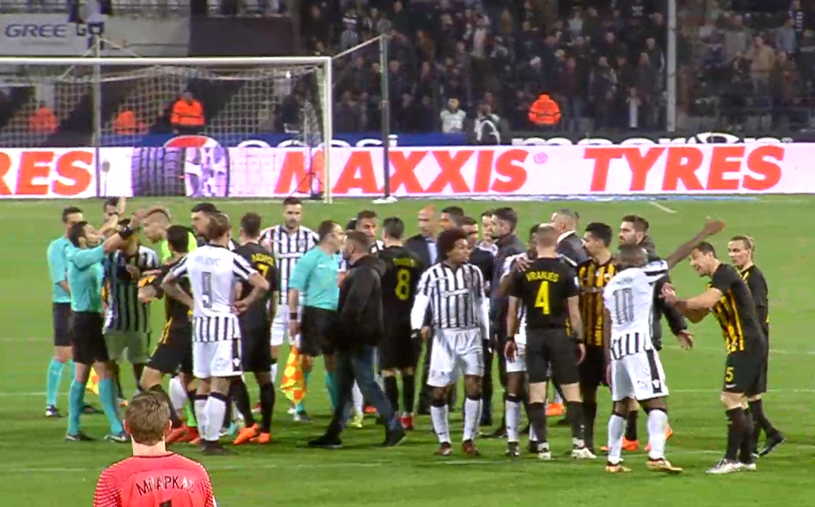 UPDATE: PAOK - AEK A FOST INTRERUPT DEFINITIV! Toate momentele unei seri halucinante: patronul lui Lucescu a intrat cu pistolul pe teren_3
