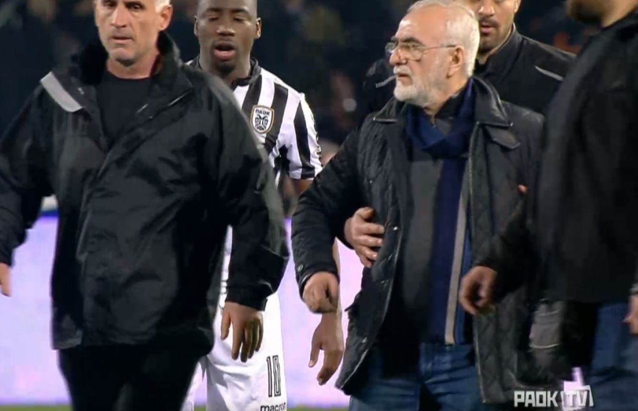 UPDATE: PAOK - AEK A FOST INTRERUPT DEFINITIV! Toate momentele unei seri halucinante: patronul lui Lucescu a intrat cu pistolul pe teren_4