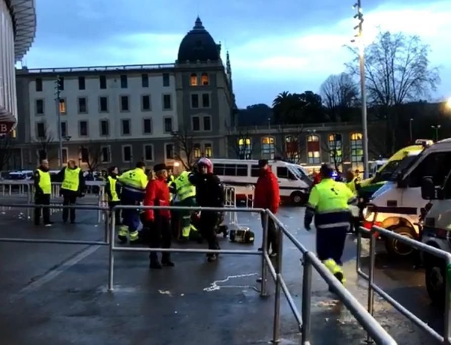 Ciocniri violente intre fani si fortele de ordine inainte de Bilbao - Marseille! Un steward, injunghiat in gat de suporterii lui O.M