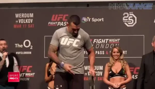 Un englez a facut pe toata lumea sa rada: a venit cu scaunul la CANTARUL OFICIAL! Cum a explicat acest lucru