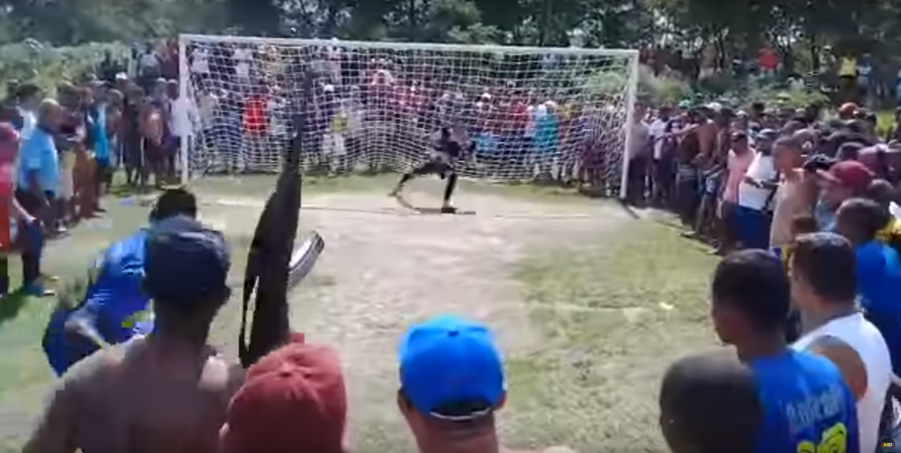 Fara presiune! :) Cel mai TERIFIANT penalty din istorie! A executat sub amenintarea mitralierei! VIDEO