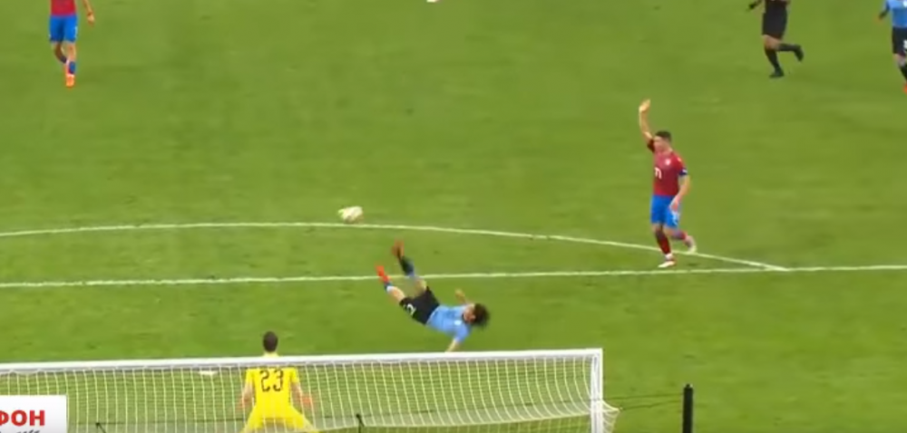 E voie cu d-astea?! :) Golazo marcat de Cavani in Uruguay - Cehia! Suarez a ajuns si el la cota 50: VIDEO