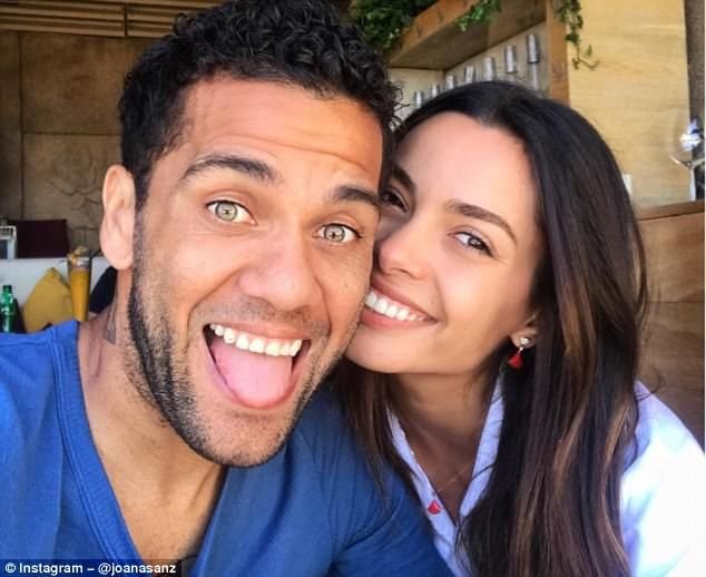Dani Alves e in filmul lui! :) Ce si-a pus iubita sa faca in timp ce o filma imbracata asa VIDEO_5
