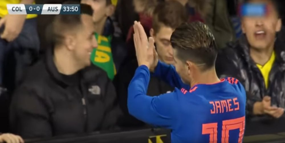 COSMAR pentru Columbia in fata Australiei! Falcao era sa se accidenteze printre suporteri, James a fost nevoit sa implore scuze unei fane